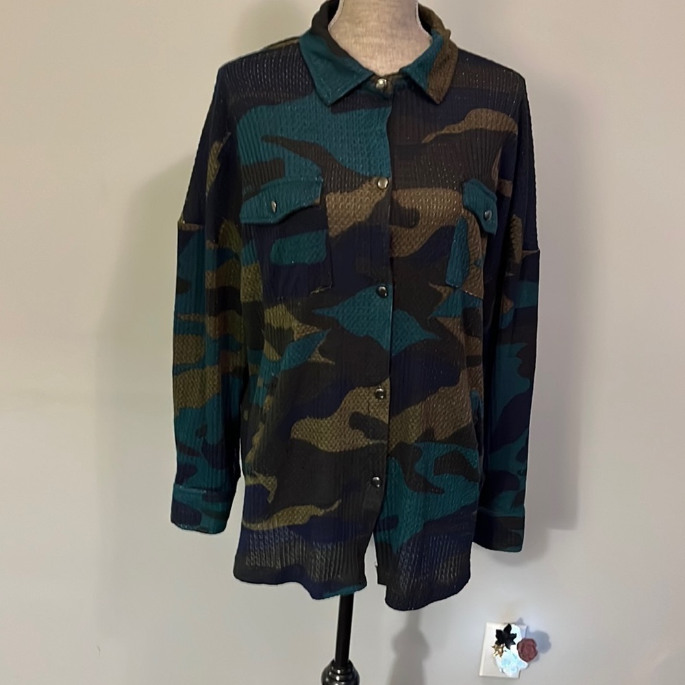 Ladies French Laundry button down long sleeve shirt NWT size large Camo print.